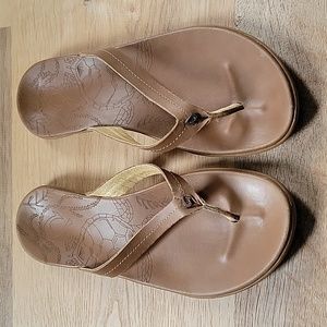 Olukai Hono tan sandals size 7